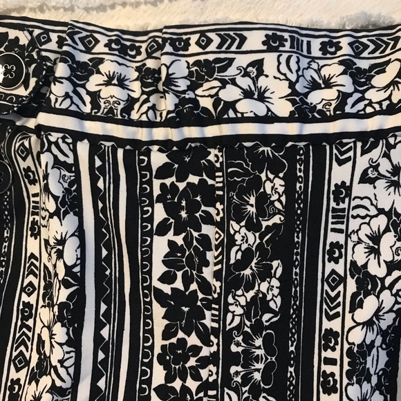 RobertLouis Women’s Shorts with Hibiscus 🌺 Pattern Black and White Size L - Picture 5 of 7